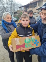 Een blije jongen in Noord-Macedonië met zijn kerstdoos.